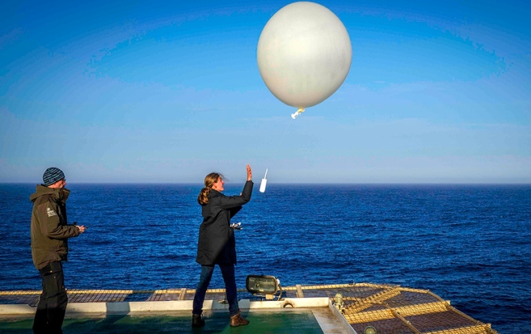 Luise Schulte från forskarskolan skickar iväg en av de första radiosonderingsballongerna 
